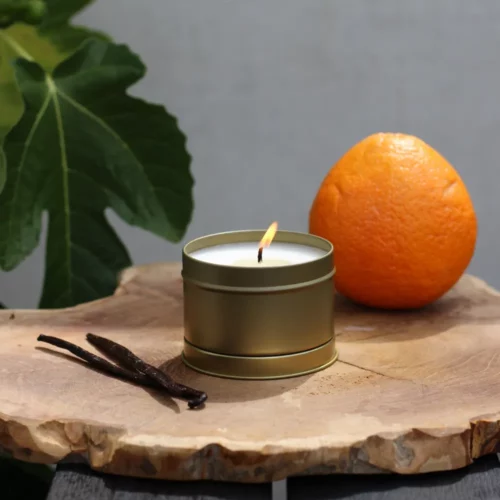 Geschenkkerze von Candle Guy mit Mandarine-Vanille-Duft in goldener Dose, handgemacht und stilvoll