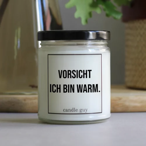 Die candle guy Kerze mit dem Spruch "Vorsicht ich bin warm." sorgt für Stimmung in deinem Zuhause