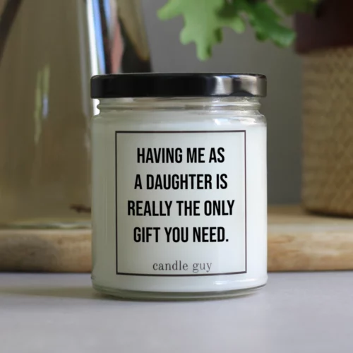 Die candle guy Kerze mit dem Spruch "Having me as a daughter." sorgt für Stimmung in deinem Zuhause