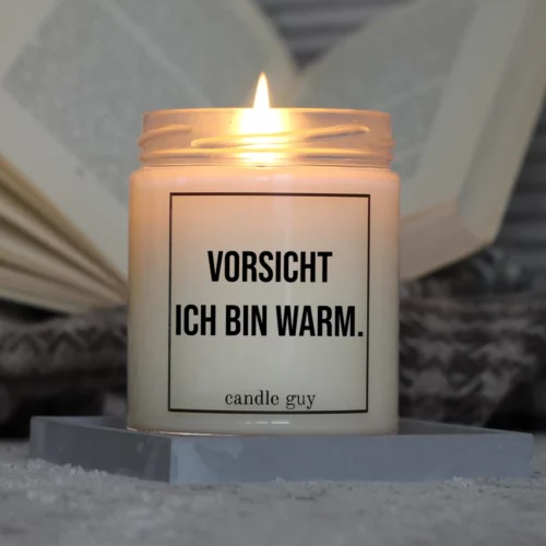 candle guy Duftkerze mit dem Spruch "Vorsicht ich bin warm." in Aktion – brennt über 70 Stunden