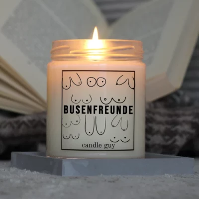 Brennende Spruch Kerze Busenfreunde