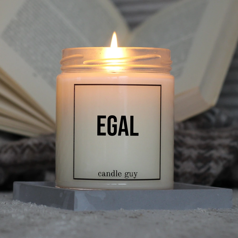 candle guy Duftkerze mit dem Spruch "Egal" in Aktion – brennt über 70 Stunden