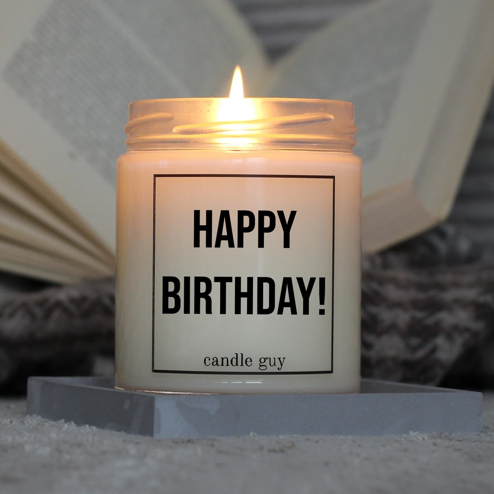 candle guy Duftkerze mit dem Spruch "Happy Birthday!" in Aktion – brennt über 70 Stunden