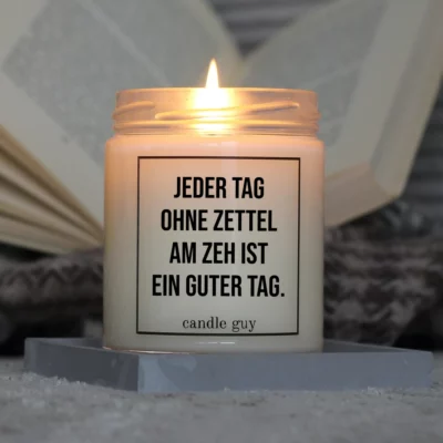 Brennende Spruch Kerze Jeder Tag ohne Zettel am Zeh.