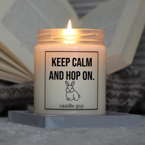 Brennende Spruch Kerze Keep calm and hop on.