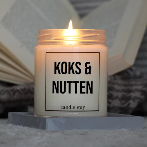 candle guy Duftkerze mit dem Spruch "Koks & Nutten" in Aktion – brennt über 70 Stunden