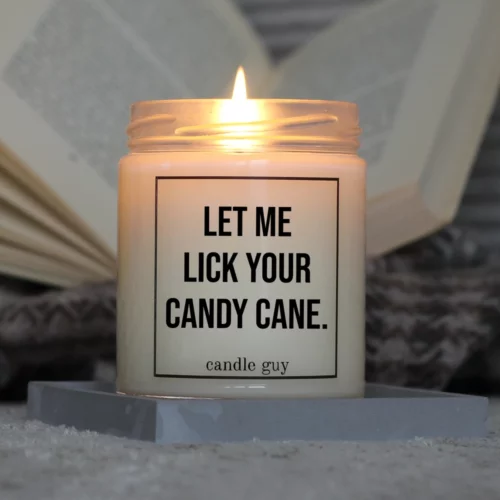 candle guy Duftkerze mit dem Spruch "Let me lick your candy cane." in Aktion – brennt über 70 Stunden
