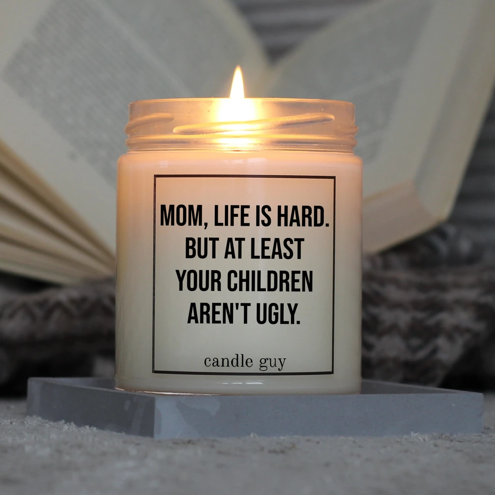 candle guy Duftkerze mit dem Spruch "Mom, life is hard." in Aktion – brennt über 70 Stunden