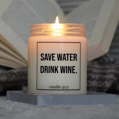 Brennende Spruch Kerze Save water drink wine.