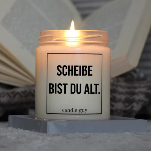 candle guy Duftkerze mit dem Spruch "Scheiße bist du alt." in Aktion – brennt über 70 Stunden