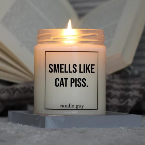 candle guy Duftkerze mit dem Spruch "Smells like cat piss." in Aktion – brennt über 70 Stunden