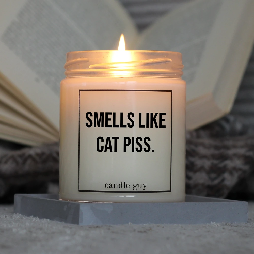 Alternative view of Kerze mit Spruch | Smells like cat piss. | Farbe Weiß
