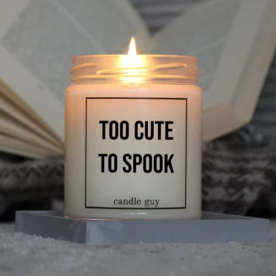 candle guy Duftkerze mit dem Spruch "Too cute to spook" in Aktion – brennt über 70 Stunden