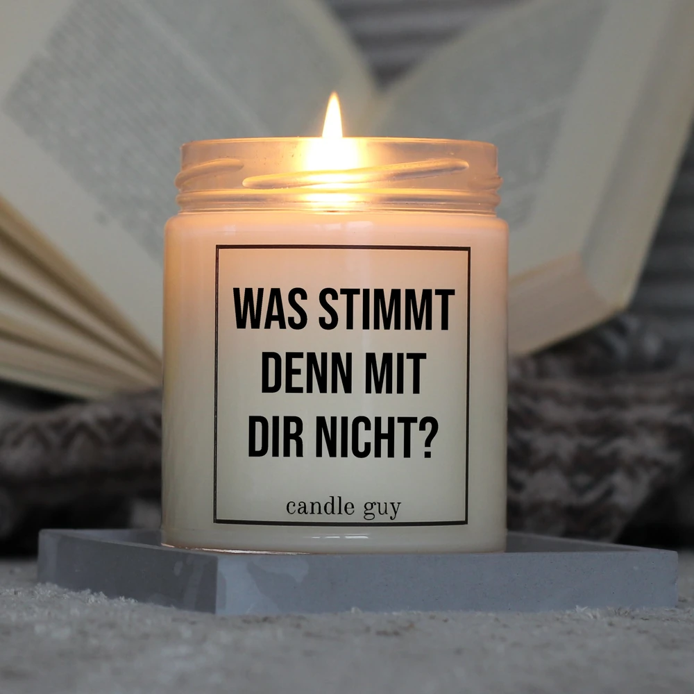 candle guy Duftkerze mit dem Spruch "Was stimmt denn mit Dir nicht?" in Aktion – brennt über 70 Stunden