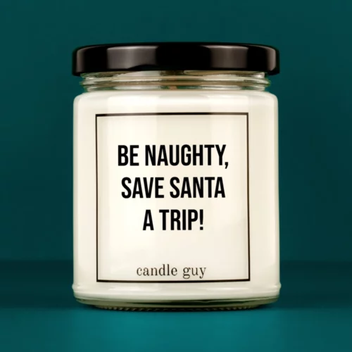 candle guy Spruch Kerze: Be naughty, save Santa a trip! – minimalistisch im Design, stark in der Aussage