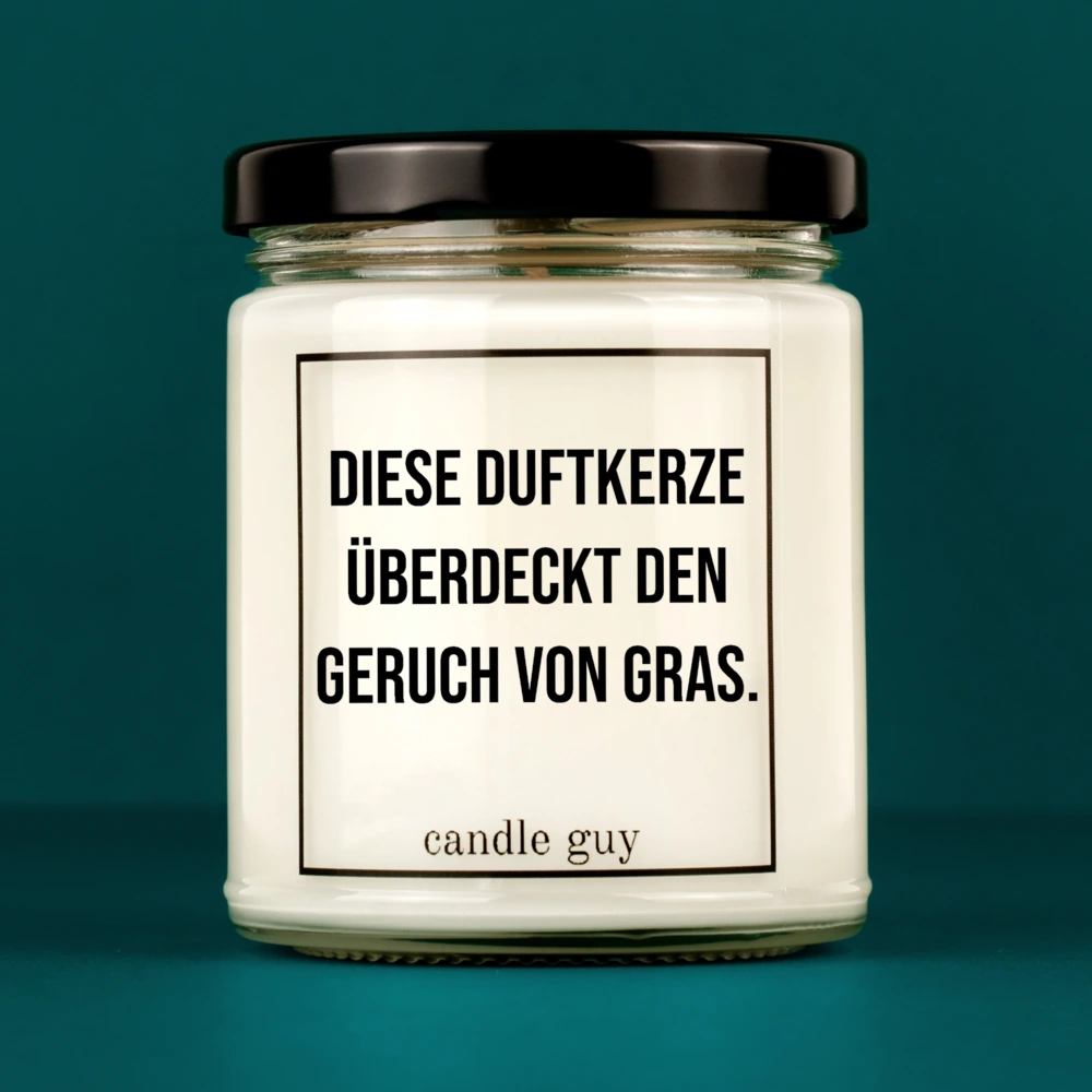 Kerze mit Spruch | Diese Duftkerze überdeckt den Geruch von Gras. | Farbe Weiß