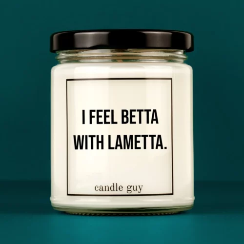 candle guy Spruch Kerze: I feel betta with Lametta – minimalistisch im Design, stark in der Aussage