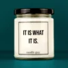 candle guy Spruch Kerze: It is what it is – minimalistisch im Design, stark in der Aussage