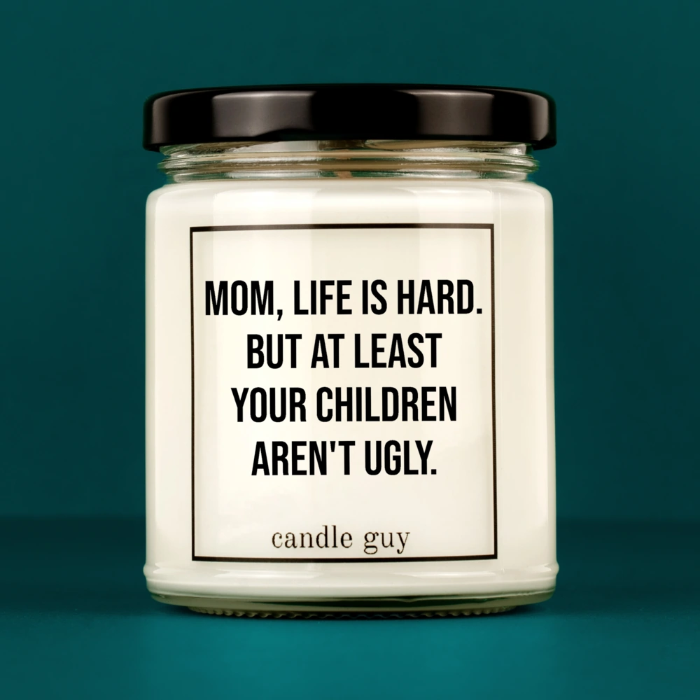 candle guy Spruch Kerze: Mom, life is hard. – minimalistisch im Design, stark in der Aussage