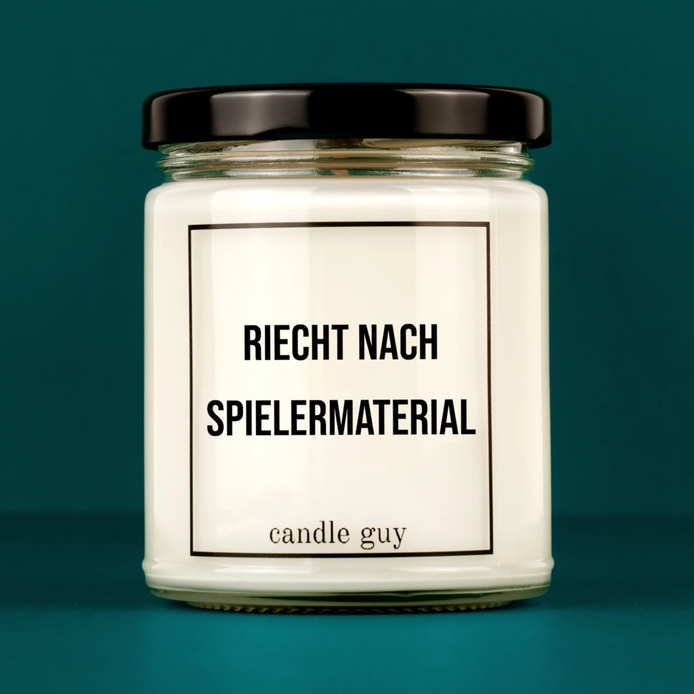 candle guy Spruch Kerze: Riecht nach Spielermaterial. – minimalistisch im Design, stark in der Aussage