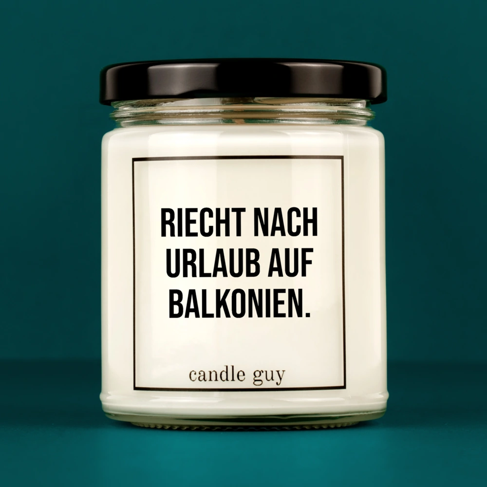 Kerze mit Spruch | Riecht nach Urlaub auf Balkonien. | Farbe Weiß