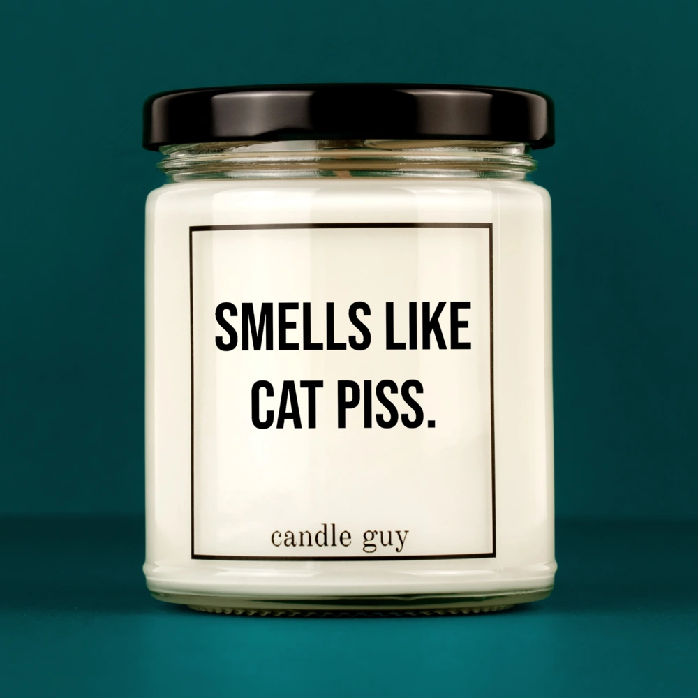 Kerze mit Spruch | Smells like cat piss. | Farbe Weiß