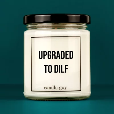 Titelbild Spruch Kerze Upgraded to DILF