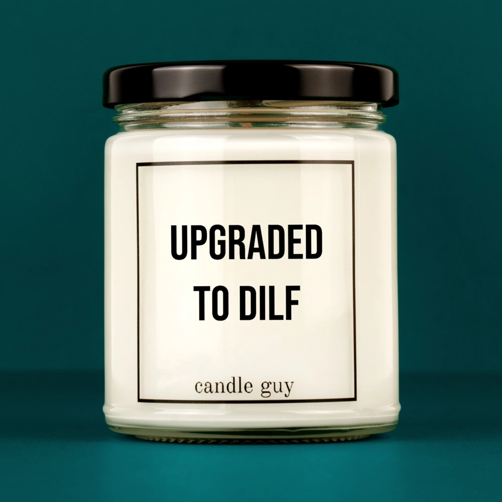 Kerze mit Spruch | Upgraded to DILF | Farbe Weiß