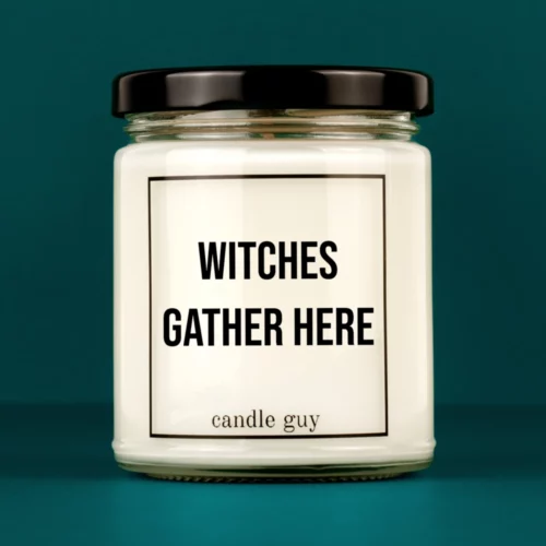 candle guy Spruch Kerze: Witches gather here – minimalistisch im Design, stark in der Aussage