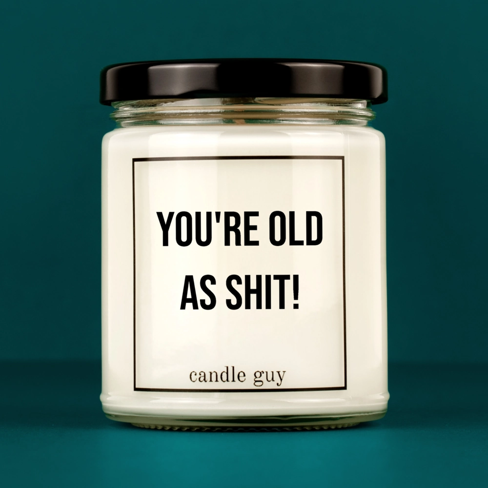 candle guy Spruch Kerze: You're old as shit! – minimalistisch im Design, stark in der Aussage
