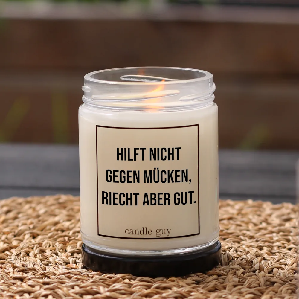 Brennende Citronella Kerze Hilft nicht gegen Mücken.