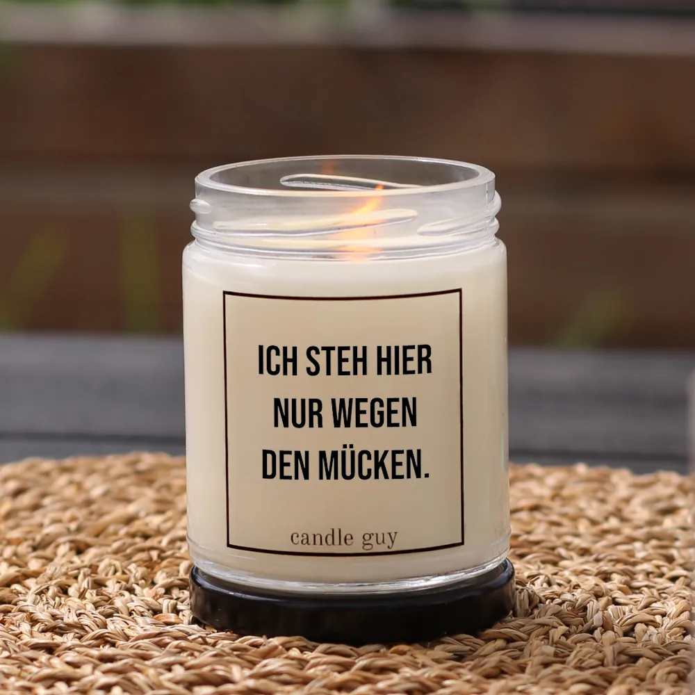 Brennende Citronella Kerze Ich steh hier nur wegen den Mücken.