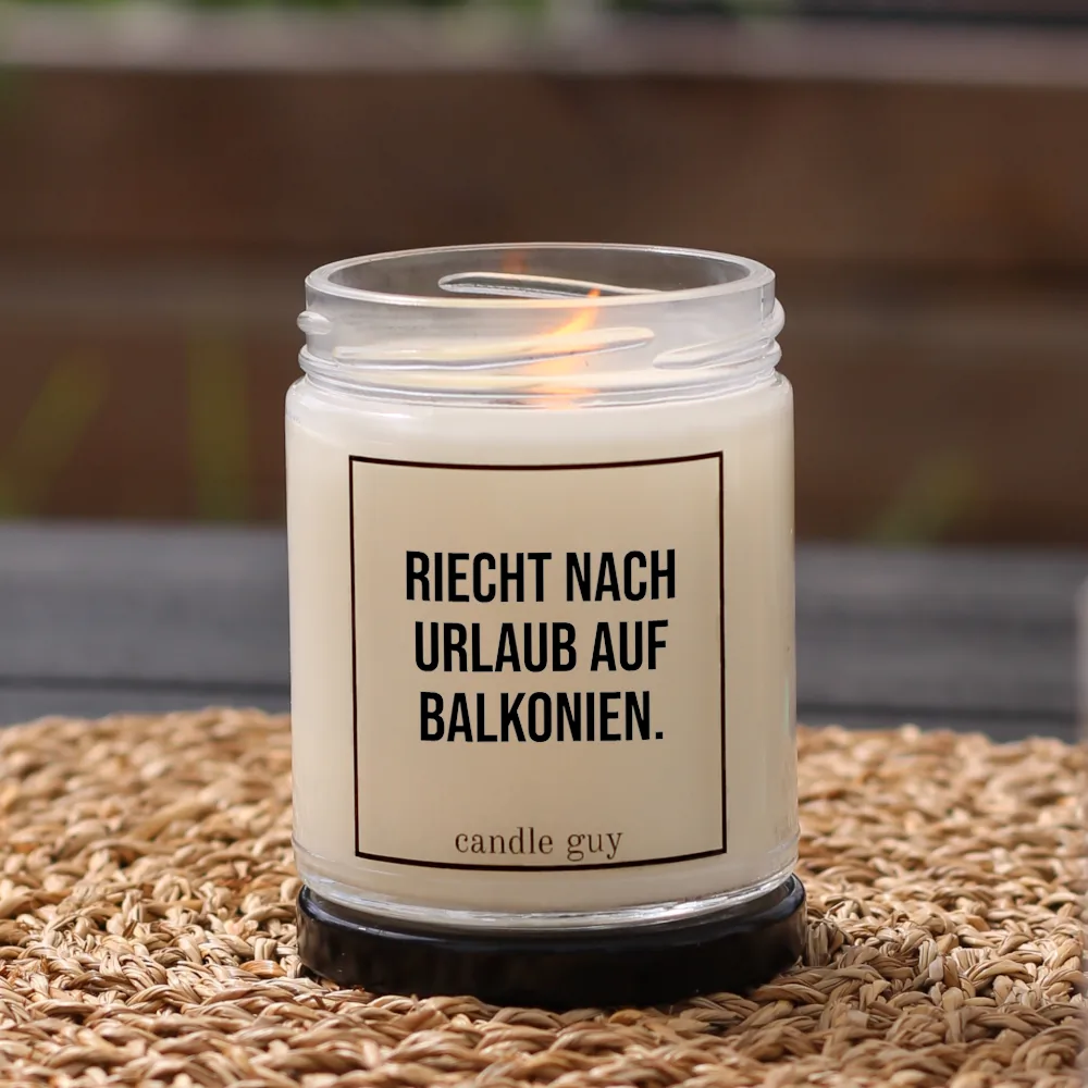 Brennende Citronella Kerze Riecht nach Urlaub auf Balkonien.