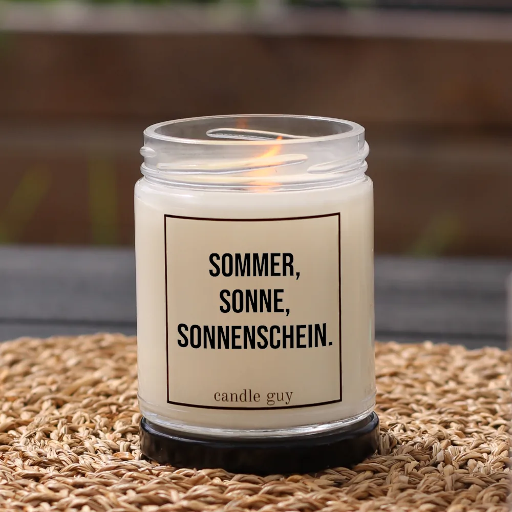 Brennende Citronella Kerze Sommer, Sonne, Sonnenschein.
