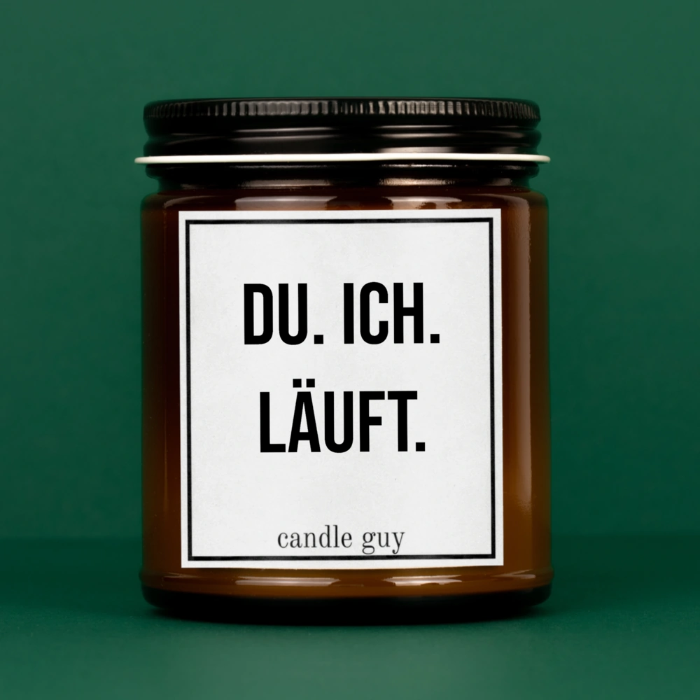 Braune Kerze mit Spruch "Du. Ich. Läuft." im Studio