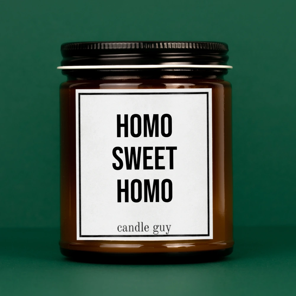 Braune Kerze mit Spruch "Homo Sweet Homo" im Studio