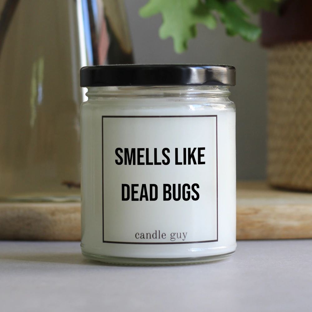Die candle guy Kerze mit dem Spruch "Smells Like Dead Bugs" sorgt für Stimmung in deinem Zuhause