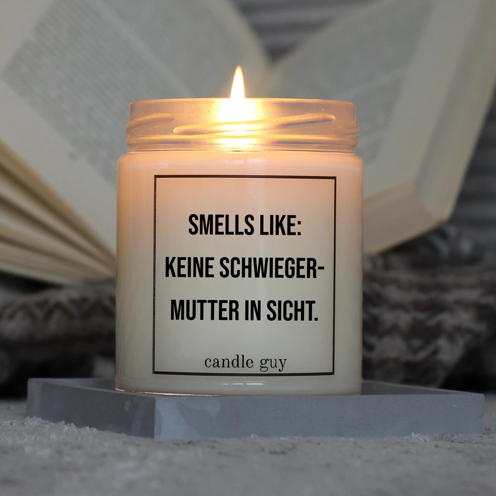 Brennende Spruch Kerze Smells like: keine Schwiegermutter in Sicht.|