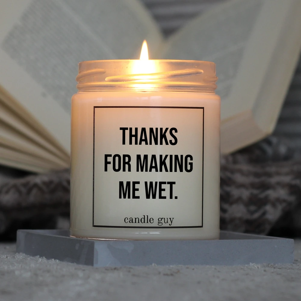 candle guy Duftkerze mit dem Spruch "Thanks for making me wet." in Aktion – brennt über 70 Stunden