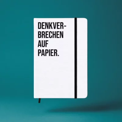 Notizbuch mit Aufdruck „DENKVERBRECHEN AUF PAPIER” – A5 Hardcover mit Gummiband