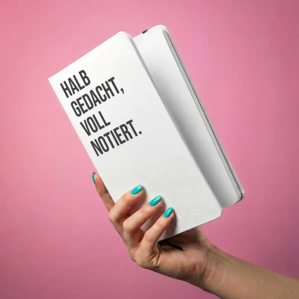 Notizbuch mit Aufdruck „HALB GEDACHT VOLL NOTIERT” – A5 Hardcover mit Gummiband