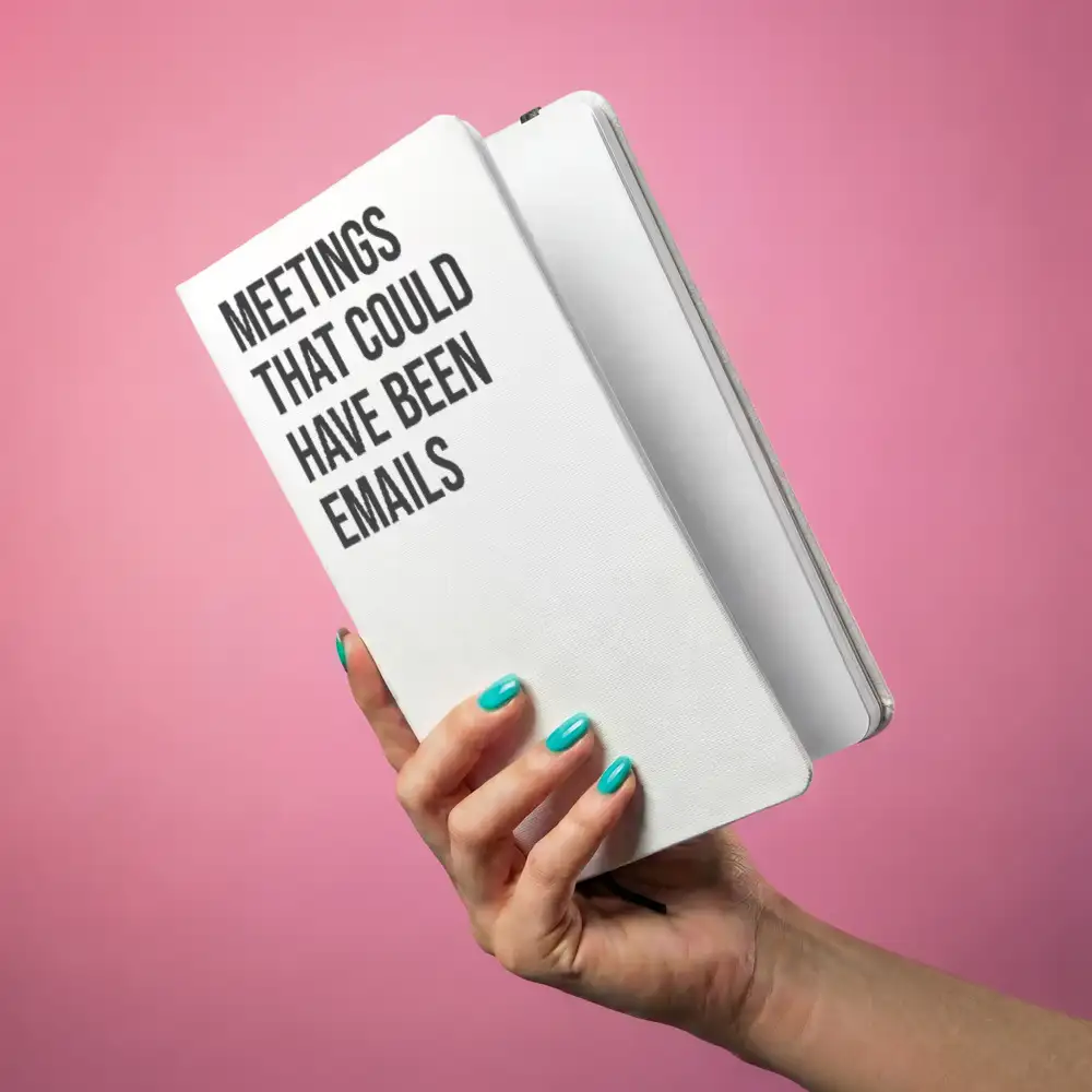 Notizbuch mit Aufdruck „MEETINGS THAT COULD HAVE BEEN EMAILS” – A5 Hardcover mit Gummiband