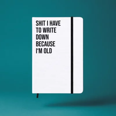 Notizbuch mit Aufdruck „SHIT I HAVE TO WRITE DOWN BECAUSE I M OLD” – A5 Hardcover mit Gummiband