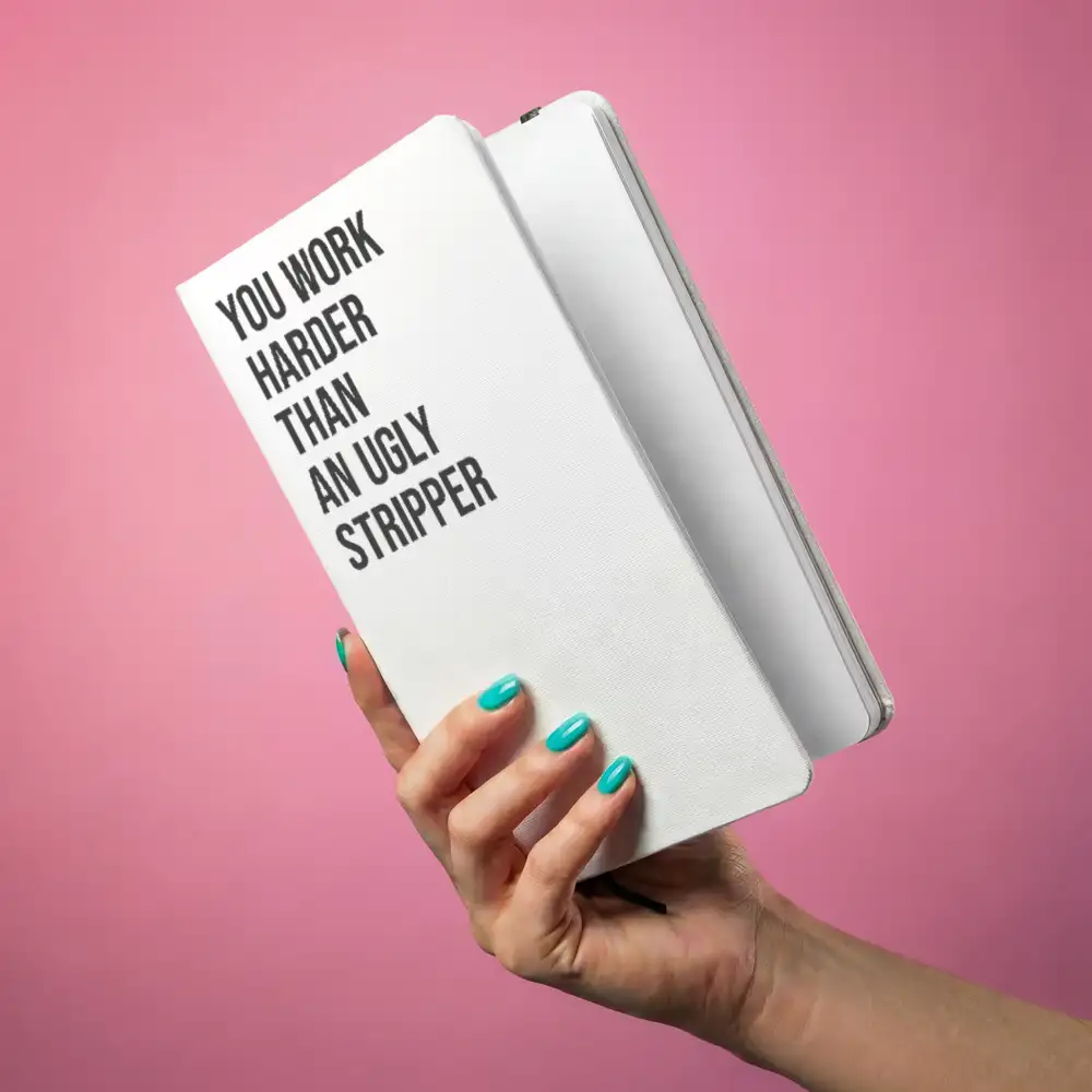 Notizbuch mit Aufdruck „YOU WORK HARDER THAN AN UGLY STRIPPER” – A5 Hardcover mit Gummiband