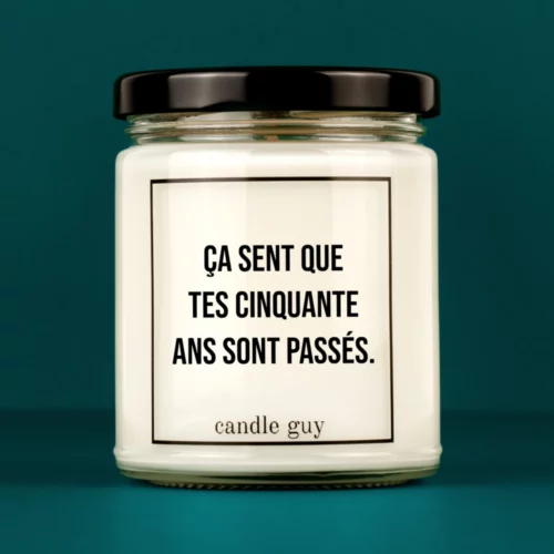 candle guy Spruch Kerze: Ça sent que tes cinquante sont passés. – minimalistisch im Design, stark in der Aussage