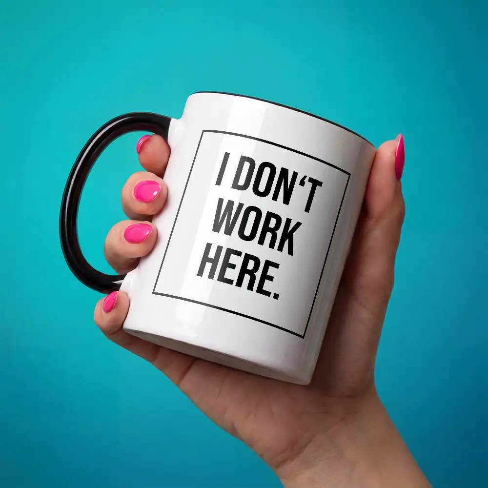 Keramik-Tasse mit Spruch „I DON T WORK HERE” – 300 ml – spülmaschinengeeignet